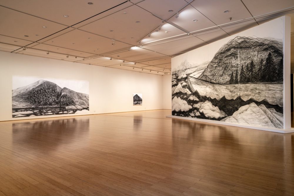 전시전경,빙하와 풍란(좌)300x 642cm,charcoal on Koreanpaper,2025 빙하와 도시(우)450x856cm,2025